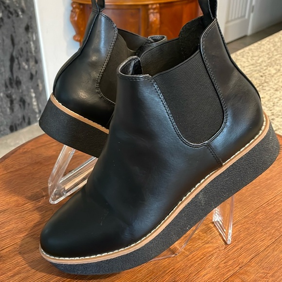 H&M Divided ankle boot. Rubber 1.5” platform sole. Pull on with pulls. Look new! - Picture 1 of 8